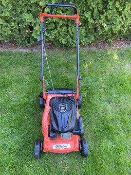 Benzínová sekačka Oleo-Mac G44TK s pojezdem