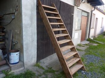 Dřevěné schody, výška 220 cm- celková délka 263 cm