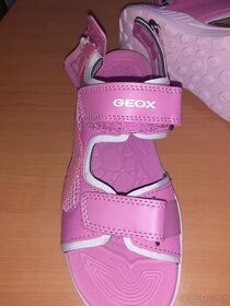 Nové růžové dívčí sandály Geox, vel. 34