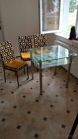 jídelní skleněný stůl, židle