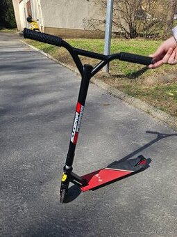 Koloběžka Ferrari + příslušníci
