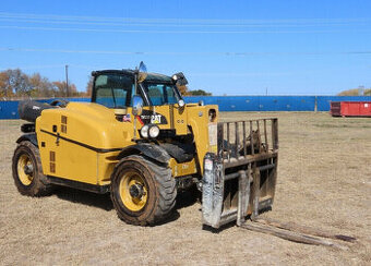 Teleskopický vysokozdvižný vozík Caterpillar TH255, rok výro