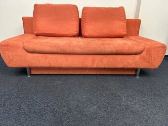 Oranžový rozkládací gauč / pohovka