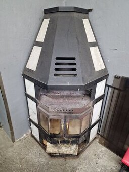 Mohutný rohový krb