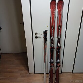 Lyže, hůlky a přeskáče