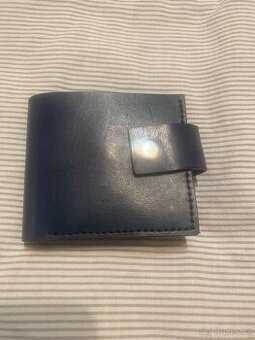 Modrá kožená peněženka