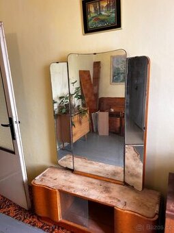 Retro toaletní stolek s trojdílným zrcadlem