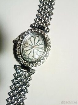 Dámské hodinky nové krásné