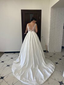 C .432 Svatebni saty lux