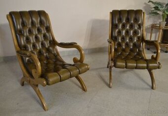 Dvě Chesterfiel křesílka ke kávě s antik stolkem.