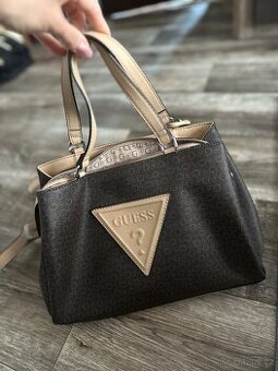 Guess monogram kabelka – ikonická béžovo-hnědá kombinace
