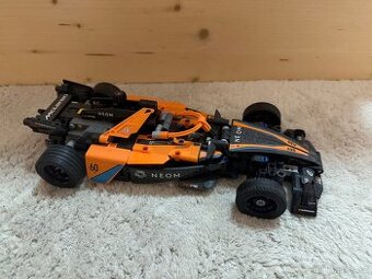 LEGO Technic NEOM McLaren Formula, Závodní Auto