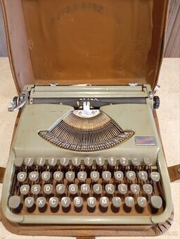 Starý psací stroj GROMA