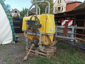 Nesený postřikovač