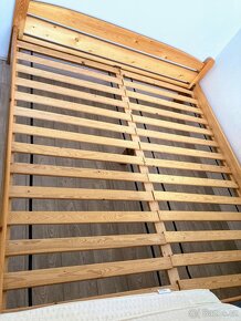 Dřevěná manželská postel
