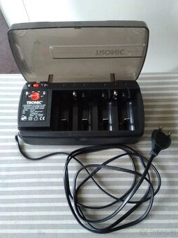 Nabíječka tužkových a 9V baterií Tronic.