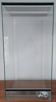 Terárium 40x40x100 nové .Vhodné pro chameleony a jine stromo