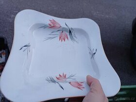 Porcelán talíře, mísa na polévku, hrnečky s podšálky