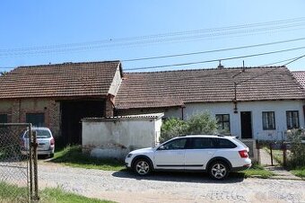 Prodám starší RD v Divákách s velkou stodolou. - 1