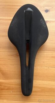 Sedlo Fizik Arione R1 Open sedlo Large - 1
