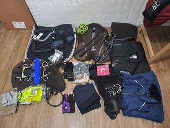 Mnoho věcí na kone a jezdce