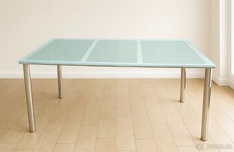 Moderní skleněný stůl – elegantní design, pevná konstrukce