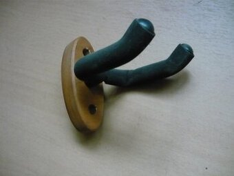 Nástěnný držák kytary