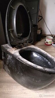 Závěsné WC toaleta černé barvy