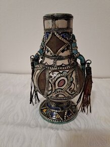 KRÁSNÁ TEPANÁ VÁZA - ZDOBENÁ JEMNOU KŮŽÍ