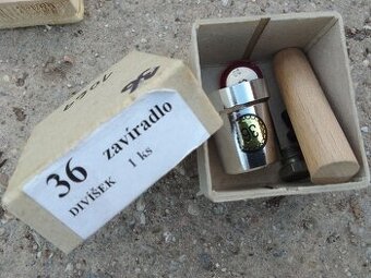 Ruční vřetenový lis