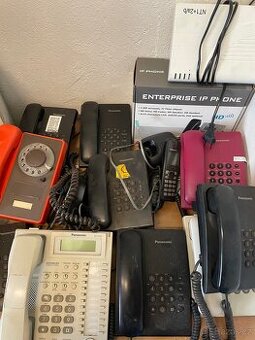 Stolni telefony a telefonni ustredna