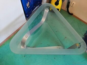 skleněný konferenční stůl