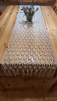 Běhoun na stůl makrame