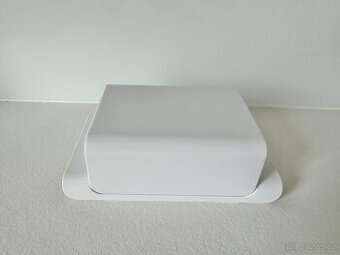 bílá plastová dóza na máslo