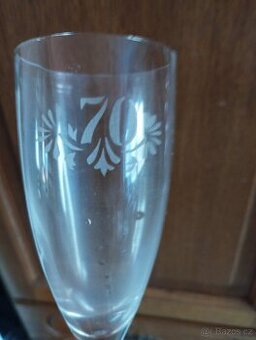 Broušená sklenice s nápisem 70