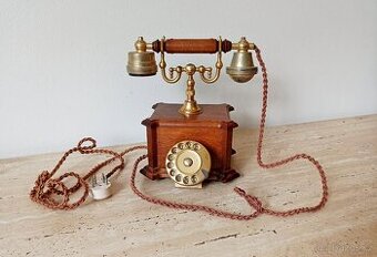 Starožitný elegantní stolní telefon v krásném stavu