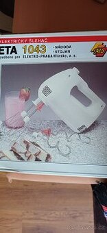 elektrický šlehač s nádobou