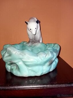 Popelník s medvědem. z.n DITMAR URBACH