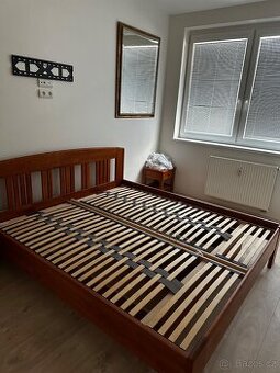 Dřevěná kvalitní manželská postel