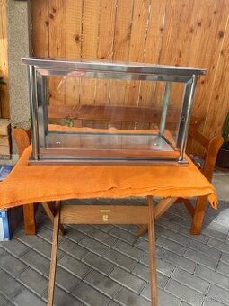 NEREZOVÁ PROSKLENÁ SKŘÍNKA NA TŘI URNY