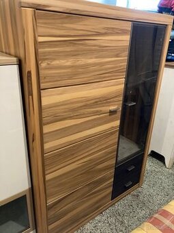 Komoda částečně prosklená/vitrína.Nová