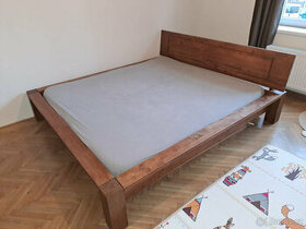 Masivní smrková manželská postel