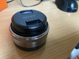Objektiv Sony SEL 16 F2,8 s UV filtrem - 1
