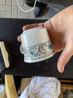 Elegantní porcelánový šálek s jemným dekorem