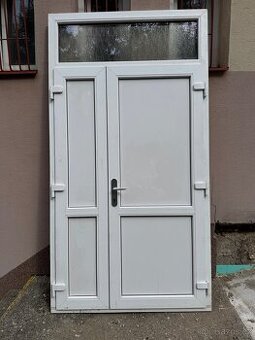 Dvoukřídlé vchodové dveře s nadsvětlíkem
