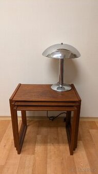 Hnízdové stolky starožitné a stolní lampa Napako