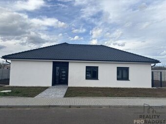 Prodej rodinného domu 5+kk v obci Šanov. Cena zahrnuje provi - 1