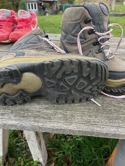 Pohorky Navaho dámské a Nike sportovní dámské vel 37