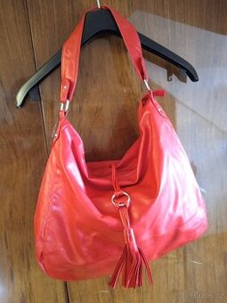 Červená kabelka přes rameno