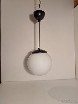 Art Deco lustr niklovaná mosaz bakelit bílá koule